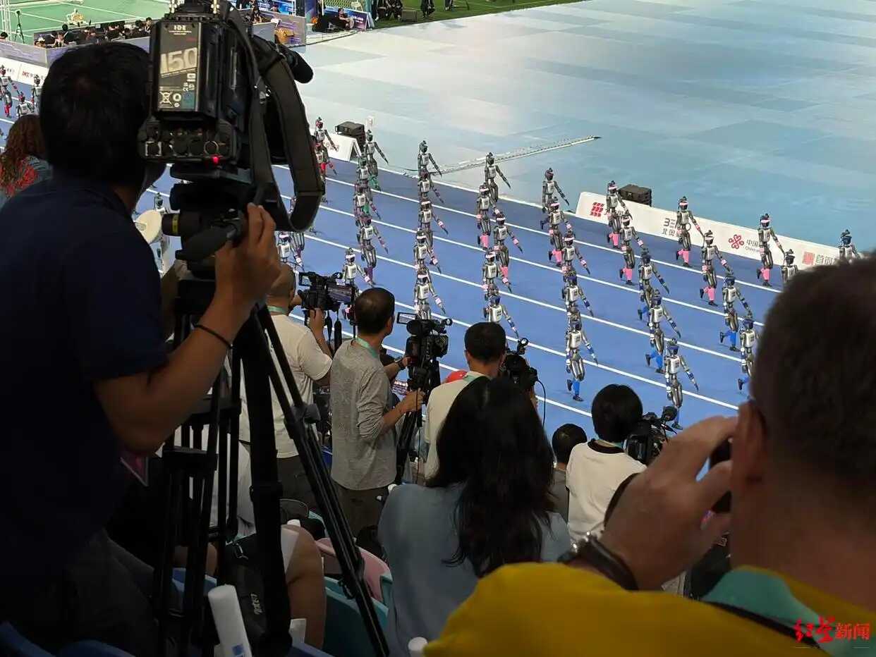 第二届世界人形机器人运动会开幕 “百米大战”跑出9秒39超人类纪录 多项目取消人工遥控 第二届世界人形机器人运动会开幕 “百米大战”跑出9秒39超人类纪录 多项目取消人工遥控